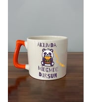Aklımda Duracağına Midemde Dursun Baskılı Turuncu Kulplu D Kupa (Beyaz)