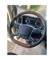 DİKİŞLİ DİREKSİYON KILIFI KAHVE/SİYAH DERİ SİYAH DİKİŞLİ SCANİA TIR KAMYON İÇİN