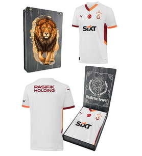 Galatasaray Orijinal 2024/25 5 Yıldızlı Beyaz Deplasman Forma Aslan Baskılı Hediyelik Ahşap Kutu (Beyaz-Pembe)