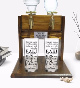 BK Gift Kişiye Özel Renkli Baskılı Rakı Var İçersen Tasarımlı İkili Rakı Bardağı ve Çift Musluklu Doğal Ahşap Rakı Standı-1 (Model 1)