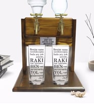 BK Gift Kişiye Özel Renkli Baskılı Rakı Var İçersen Tasarımlı İkili Rakı Bardağı ve Çift Musluklu Doğal Ahşap Rakı Standı-1 (Model 1)