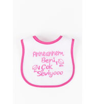 Anneannem Beni Çok Seviyo Yazılı Kız Bebek Su Geçirmez Mama Önlüğü (Pembe)
