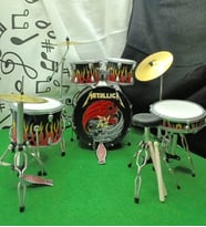 Metallica Rock Müzik Grubu Minyatür Enstrüman Bateri Davul Seti Baterist (Çok Renkli)