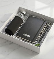 Kişiye Özel Siyah Defter & Roller Kalem & Siyah Kılıflı 500mL Cam Matara Hediye Seti - Ofis Hediyesi
