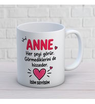 Kişiye Özel Anne Tasarımlı Her Şeyi Görür Yazılı İsimli Seramik Kupa Bardak