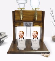 BK Gift Kişiye Özel Renkli Baskılı Atatürk Tasarımlı İkili Rakı Bardağı ve Çift Musluklu Doğal Ahşap Rakı Standı-15 (Model 1)