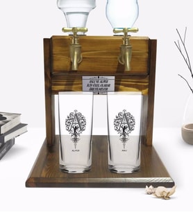 BK Gift Kişiye Özel Renkli Baskılı Kaligrafi Harfli İkili Rakı Bardağı ve Çift Musluklu Doğal Ahşap Rakı Standı-2 (Model 1)