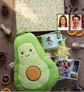 Kişiye Özel Karikatürlü Sevgiliye Hediye Hediye Kutusu - Kişiye Özel T Pastel Kupa, Peluş Yastık, Fotoğraf 1 Adet Sevgililer Günü Hediyesi