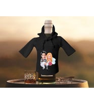 BK Gift Kişiye Özel Sevgililer Karikatürlü Mini Siyah İçki Şişesi Tişörtü , Ev Bar Dekoru, Viski, Şarap, Votka, Rakı Şişesi Tişörtü, Ev Barı-7