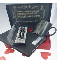 KİŞİYE ÖZEL HEDİYE SETİ (DEFTER-KUPA-2'Lİ METAL TÜKENMEZ KALEM SETİ)