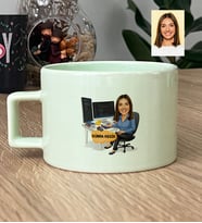 Kişiye Özel Karikatürlü Kadın Yazılım Mühendisi Lüks Pastel Fincan Mühendisler Günü Hediyesi