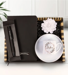 Kişiye Özel Defter & Kişiye Özel Metal Tükenmez Kalem &  İsim Baskılı Fincan & Dekoratif Mum Hediye Seti