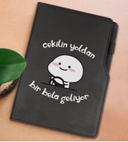 BK Gift Bir Bela Geliyor Tasarımlı Siyah Termo Deri Not Defteri 15x21cm-1