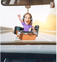 Kişiye Özel Karikatürlü Kadın Dj Ahşap Araba Dikiz Ayna Süsü