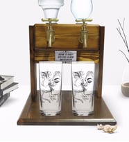 BK Gift Kişiye Özel Renkli Baskılı Öpücük Tasarımlı İkili Rakı Bardağı ve Çift Musluklu Doğal Ahşap Rakı Standı-2 (Model 1)