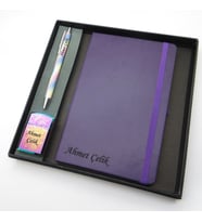 Signator® Codex  N248 Kişiye Özel Defterli Set - İsme Özel Gökkuşağı Kalem + İsme Özel Mor Defter + İsme Özel Gökkuşağı Çakmak  İsme Özel Kutusunda Hediyelik Set (Karışık)
