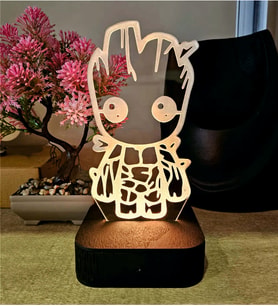 Marvel Groot  RGB LED Gece Lambası – 16 Renkli Pleksi Masa Lambası (Adaptörlü)
