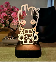 Marvel Groot  RGB LED Gece Lambası – 16 Renkli Pleksi Masa Lambası (Adaptörlü)