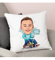 Kişiye Özel Eğlenen Erkek Çocuk Karikatürlü Yastık