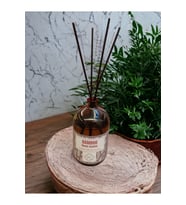 Sandal ağacı ve gül Kokulu Bambu Çubuklu oda parfümü ( 250ml )