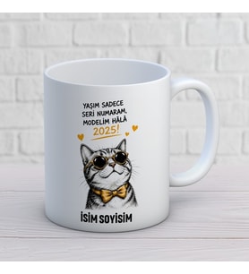 Kişiye Özel Yaşım Sadece Seri Numaram Modelim Hâlâ 2025 Baskılı Kupa – İsimli Cool Kedi Hediyesi
