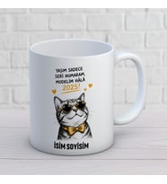 Kişiye Özel Yaşım Sadece Seri Numaram Modelim Hâlâ 2025 Baskılı Kupa – İsimli Cool Kedi Hediyesi