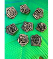 3X3 CM 8 Lİ KURDELE GÜLLÜ ÇİÇEK SETİ DİKİŞ GİYİM AKSESUARI (Kahverengi)