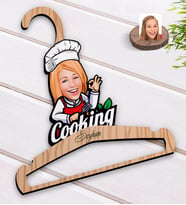 BK Gift Kişiye Özel Kadın Chef Karikatürlü Standart Boy Ahşap Elbise Askısı-14