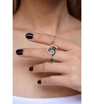 925 Ayar Gümüş Rose Kaplama Yeşil Taşlı Girdap Tasarım Kolye
