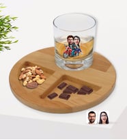 BK Gift Kişiye Özel Sevgililer Karikatürlü Viski Bardağı ve Doğal Masif Ahşap Yuvarlak Sunum Tabağı Çerezlik Hediye Seti-97