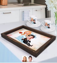 BK Gift Kişiye Özel Evleniyoruz Karikatürlü Doğal Ahşap Tepsi ve 2’li Kahve Fincan Seti-2
