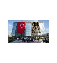 Kalpaklı Üniformalı Atatürk Bayrak ve Türk Bayrağı Premium Raşel Kumaş 2'li Set 10x15 metre ATA54