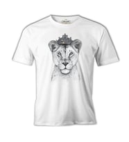Taç - Dişi Aslan Beyaz Erkek Tshirt