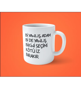 Bi Yanlış Adam Bi Yanlış Bikini Seçimi Espirili Baskılı Kupa Bardak