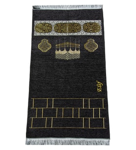 Kabe Motifli Şönil Nakış İşlemeli İsimli Seccade - Siyah