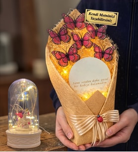 Size Özel Led Işıklı Aynalı Pembe Kelebek Buketi ve Led Işıklı Biblolu Fanus (Model 5)