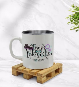 BK Gift Kişiye Özel Evin Yakışıklısı Tasarımlı İçi Siyah Renkli Kupa Bardak Model 1