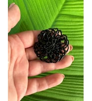 5X5 CM BONCUKLU ÇİÇEK TASARIM BROŞ YAKA İĞNESİ TÜRBAN İĞNESİ (Siyah)