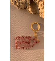 Şeffaf Epoksi Kırmızı Sim Süslemeli Yılbaşı Temalı Gold Aksesuarlı Anahtarlık El Yapımı Hediyelik (Yılbaşı Kırmızısı)