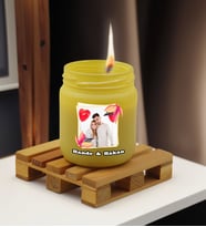 BK Gift Kişiye Özel DTF Fotoğraflı İsimli Renkli Cam Kavanozda Kokulu Mum-1(13 Renk Seçeneği), Arkadaşa Hediye, Sevgiliye Hediye, Doğum Günü Hediyesi (Sarı)