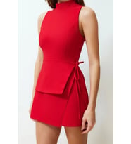 Kadın Moda Standart Kol Geniş Paça Dik Yaka Kısa Bağlama Detaylı Mini Dokuma Şort Etek Tulum (Kırmızı)