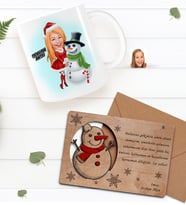 BK Gift Kişiye Özel Mutlu Yıllar Karikatürlü Kupa Bardak ve Retro Ahşap Yılbaşı Tebrik Kartı Hediye Seti-1 (Kırmızı)