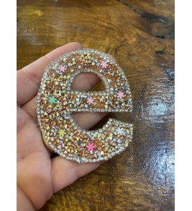 ÜTÜ İLE YAPIŞAN TAŞLI E HARFİ ARMA DDİKİŞ APLİKE 7X6 CM (Turuncu)