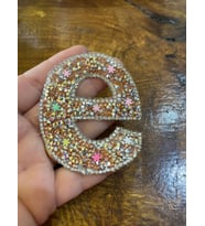 ÜTÜ İLE YAPIŞAN TAŞLI E HARFİ ARMA DDİKİŞ APLİKE 7X6 CM (Turuncu)