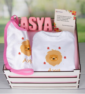 eJOYA Ahşap Sandıkta Kişiye Özel Zıbın Önlük Ve Taş İsimlik Bebek Hediye Seti 109467 (Pembe)