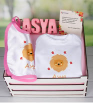 eJOYA Ahşap Sandıkta Kişiye Özel Zıbın Önlük Ve Taş İsimlik Bebek Hediye Seti 109467 (Pembe)