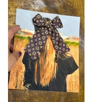 23X19 CM KAHVERENGİ FİYONK TOKALI KIZ ARMA DİKİŞ APLİKE (Sarı)