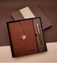 Kişiye Özel Premium Çantalı Deri Defter Kalem Hediye Seti & İsim Baskılı Deri Ajanda Kalem & İsme Özel Kalem Defter (Kahverengi)