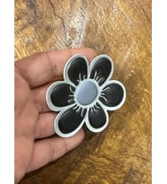 SUNİ DERİ ÇİÇEK ARMA DİKİŞ APLİKE  5X5 CM (Siyah)