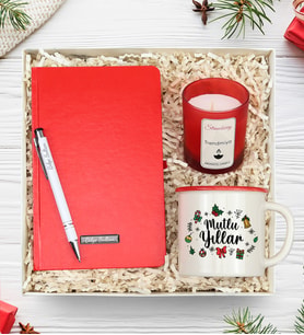Kişiye Özel Kırmızı Defter & Gümüş Renk Detaylı Kırmızı Tükenmez Kalem & Çilek Kokulu Bardak Mum & Yılbaşı Tema Baskılı Kupa Hediye Seti (Model 3)